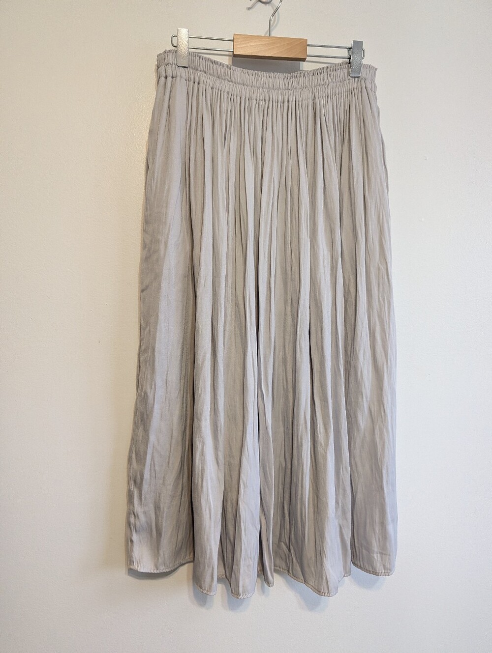 Uniqlo Soft Light Gray Gathered Crinkle Maxi Skirt Size M